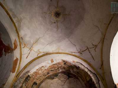 Degli affreschi che un tempo impreziosivano le pareti � rimasto ben poco: qualche decorazione floreale...